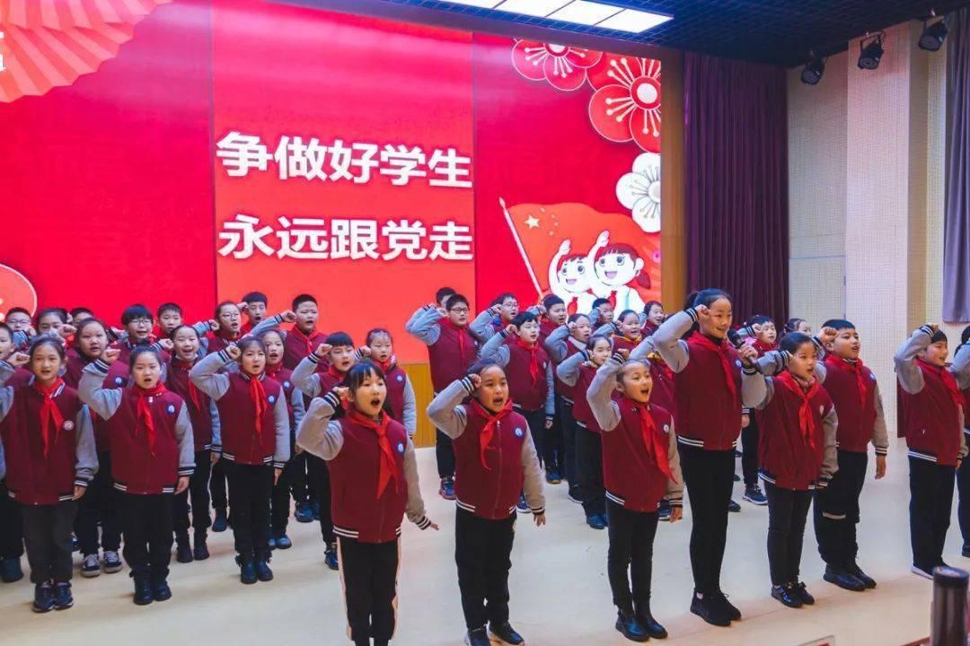 没有后挡风玻璃，1.29米的全景天幕，极星4把个性玩明白了